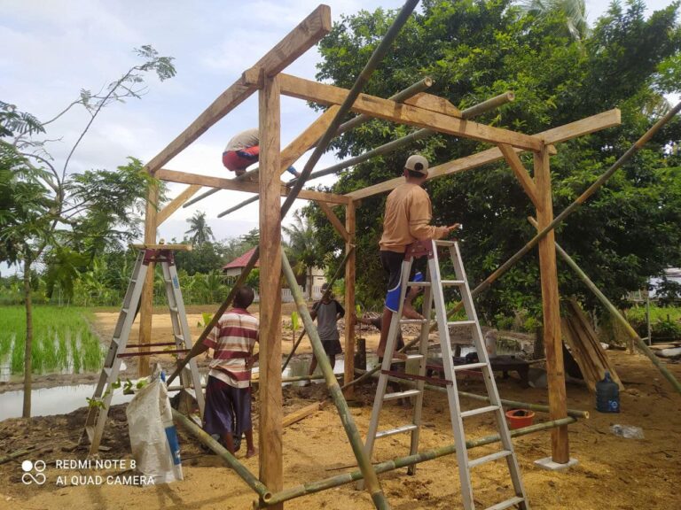 Pembuatan Saung Disisi Kebun