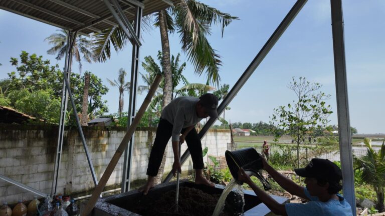 Pekerjaan Membuat Pupuk Organik